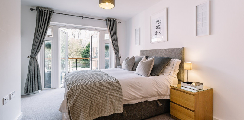 Doradzamy, jak ustawić łóżko w sypialni – praktyczne porady