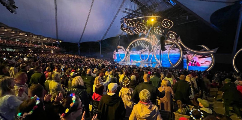 "Wakacyjna trasa Dwójki" w Sopocie. Kto wystąpi w Operze Leśnej?