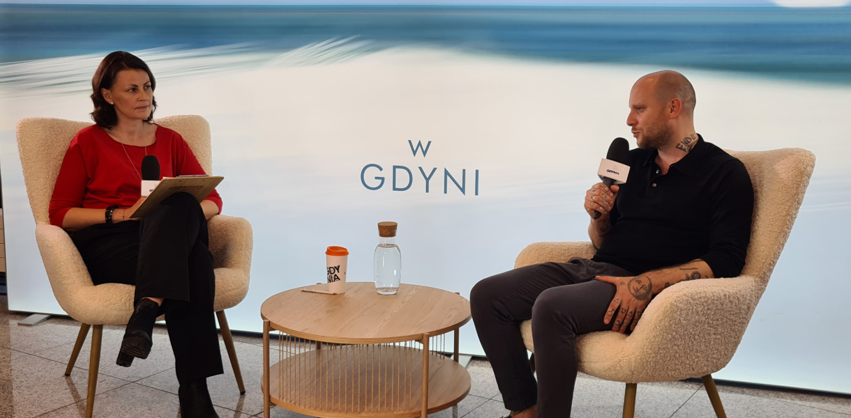 Studio „Gdyni Filmowej” we foyer Teatru Muzycznego - to tutaj przez cały czas trwania festiwalu będziemy specjalnie dla gdynian rozmawiać z ludźmi, którzy tworzą 47. FPFF. Na zdjęciu Magdalena Śliżewska z Gdynia.pl (z lewej) w rozmowie z Tomaszem Kolankiewiczem, dyrektorem artystycznym festiwalu, fot. Sławomir Okoń