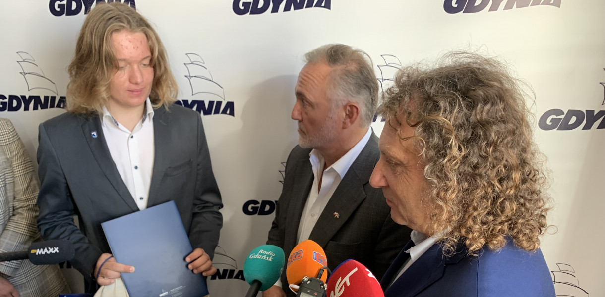 Olaf Grodzicki odbiera gratulacje od Wojciecha Szczurka, prezydenta Gdyni i Jacka Karnowskiego, prezydenta Sopotu / Materiały Urzędu Miasta Sopotu