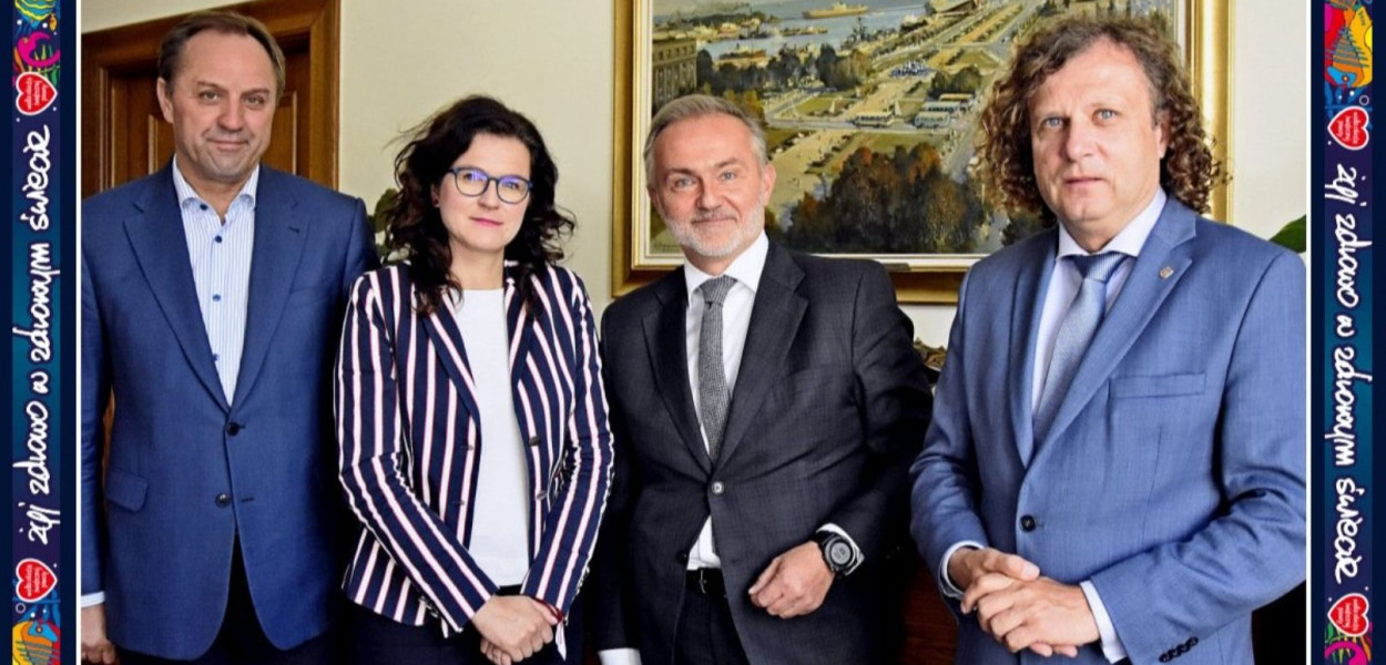 Wojciech Szczurek - prezydent Gdyni, Aleksandra Dulkiewicz - prezydent Gdańska, Jacek Karnowski - prezydent Sopotu oraz Mieczysław Struk - marszałek województwa pomorskiego w ramach wspólnej akcji przekazali na aukcje WOŚP pióra sygnowane swoimi podpisami // Fot. materiały prasowe