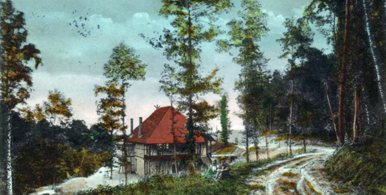 Widok na obecną ulicę Moniuszki, w tle widoczna strzelnica miejska. Zdjęcie z około 1910 roku. Źródło: dawnysopot.pl