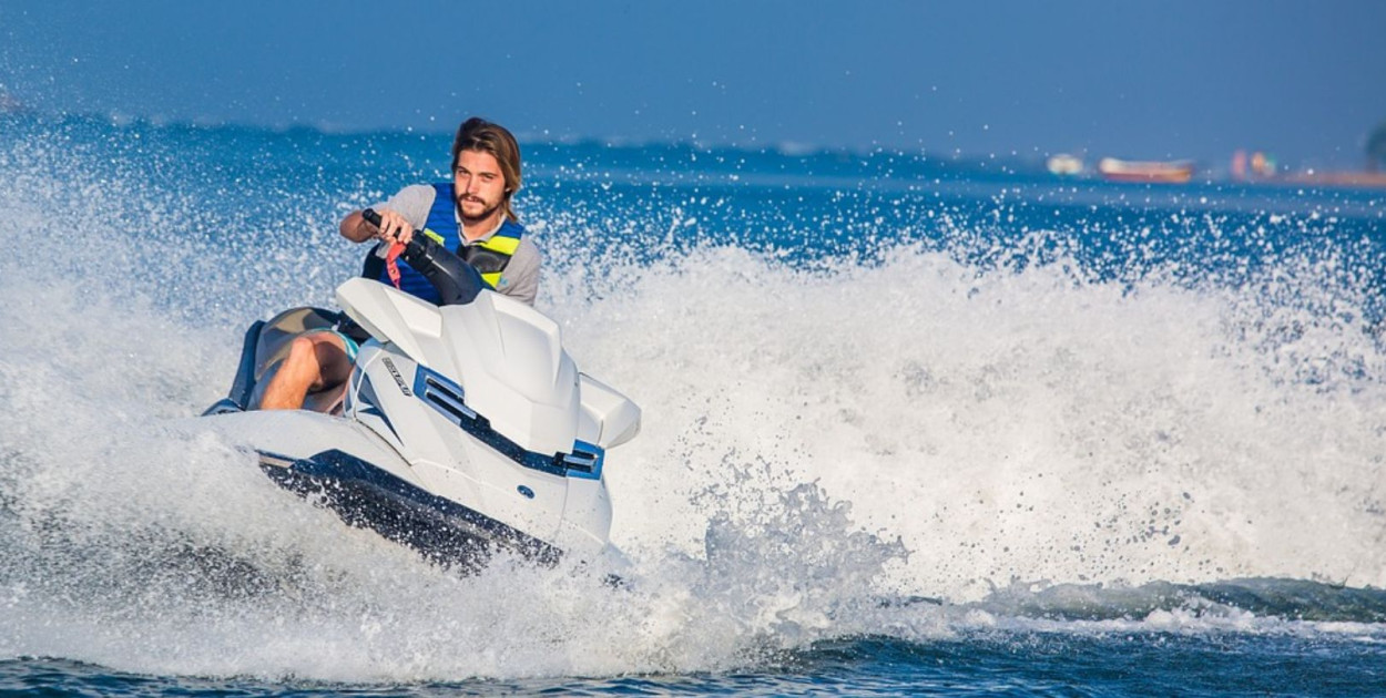 Sopot i wodne atrakcje na lato! Ile zapłacimy za rejs skuterem wodnym albo RIB-em?