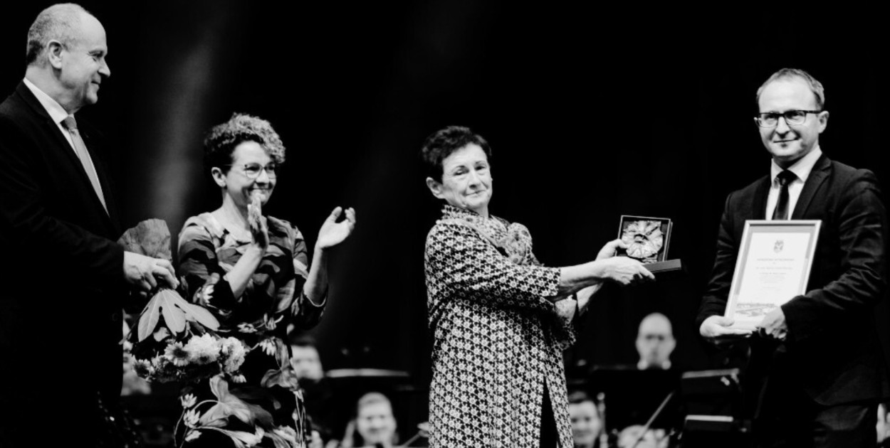 Na zdjęciu: Barbara Gierak-Pilarczyk odbiera Medal za Zasługi dla Miasta Sopotu (2021).