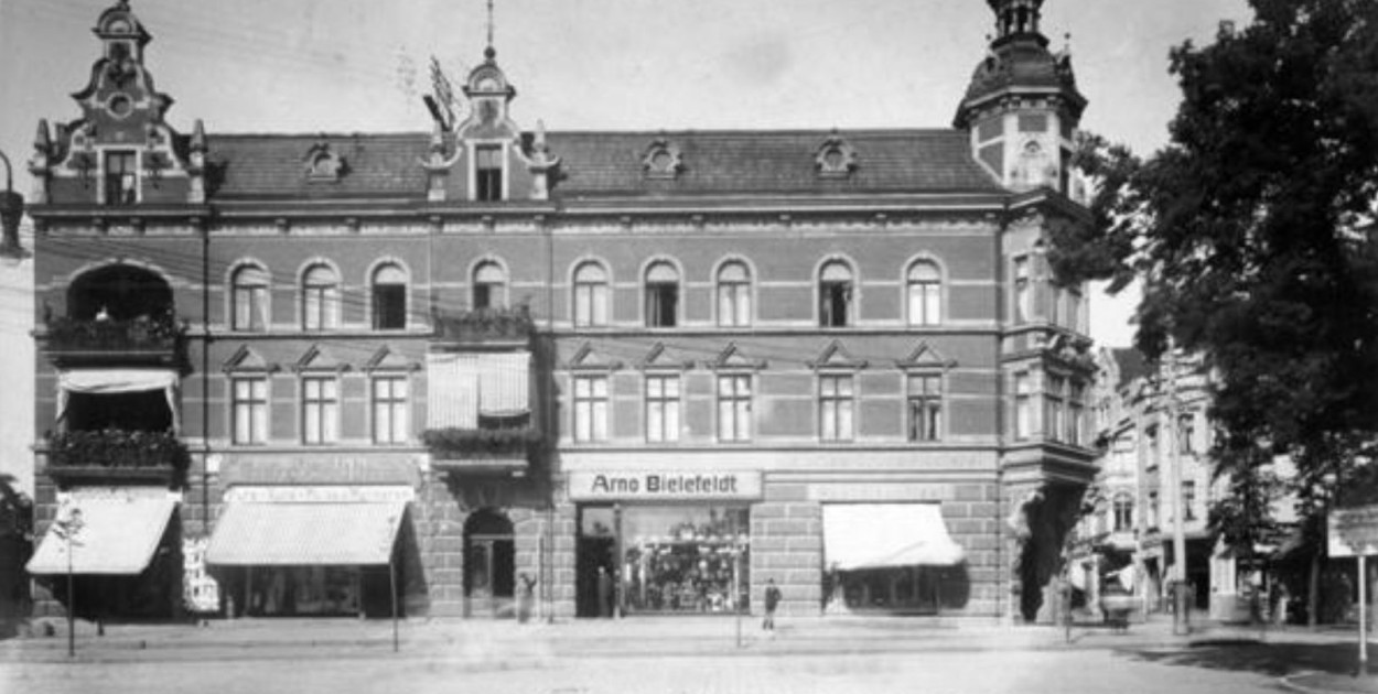 Dom Towarowy Fastów z widoczną frontową fasadą i narożnym wejściem ozdobionym kariatydami, zdjęcie ok. 1900 r.  (BG PAN) / za: dawnysopot.pl