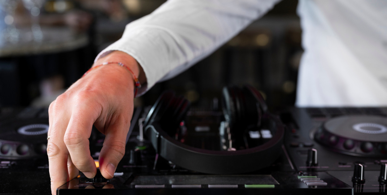  DJ w Bydgoszczy z wodzirejem – czy są lepsi niż zespół?