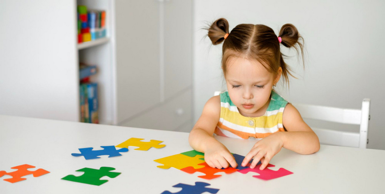 Układanie puzzli dla dzieci. Jakie korzyści ze sobą niesie?