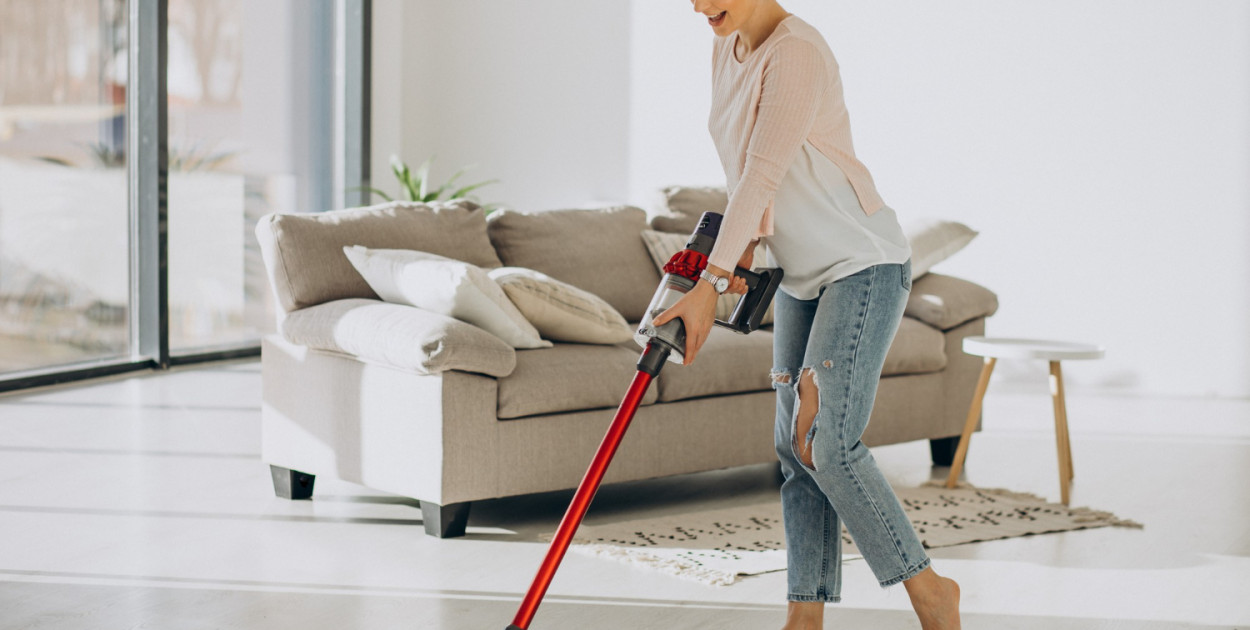 Moc ssania a efektywność sprzątania: jak wybrać odkurzacz odpowiedni dla Twoich po