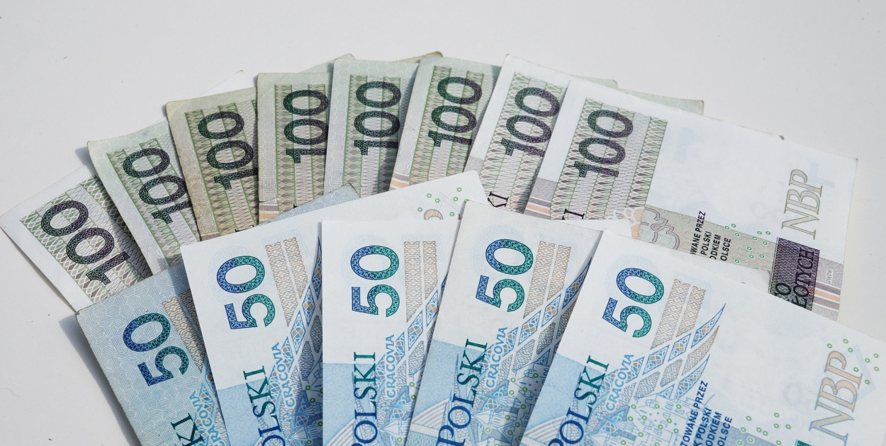 1200 złotych miesięcznie przez 2,5 roku. Kto może liczyć na dodatkową kasę?