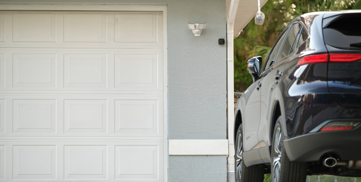 Samochód przed garażem z segmentową bramą garażową - bramtech.com.p