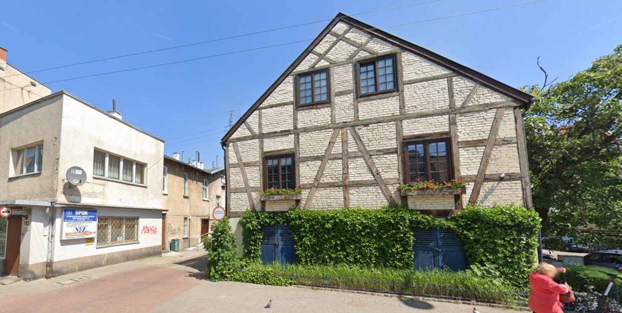 Tak współcześnie wygląda budynek Dworu Hiszpańskiego, mieszczący się przy al. Niepodległości 781 w Sopocie. Fot. Google Street View