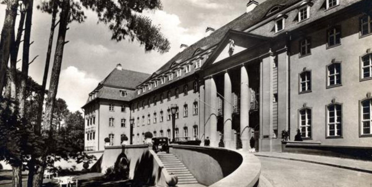 Główny wjazd do Grand Hotelu, zdjęcie z ok. 1925 r.  (źródło: K.C., Echte Fotografie C.B.B., Walter Sibler, 1925 r., za: www.dawnysopot.pl).