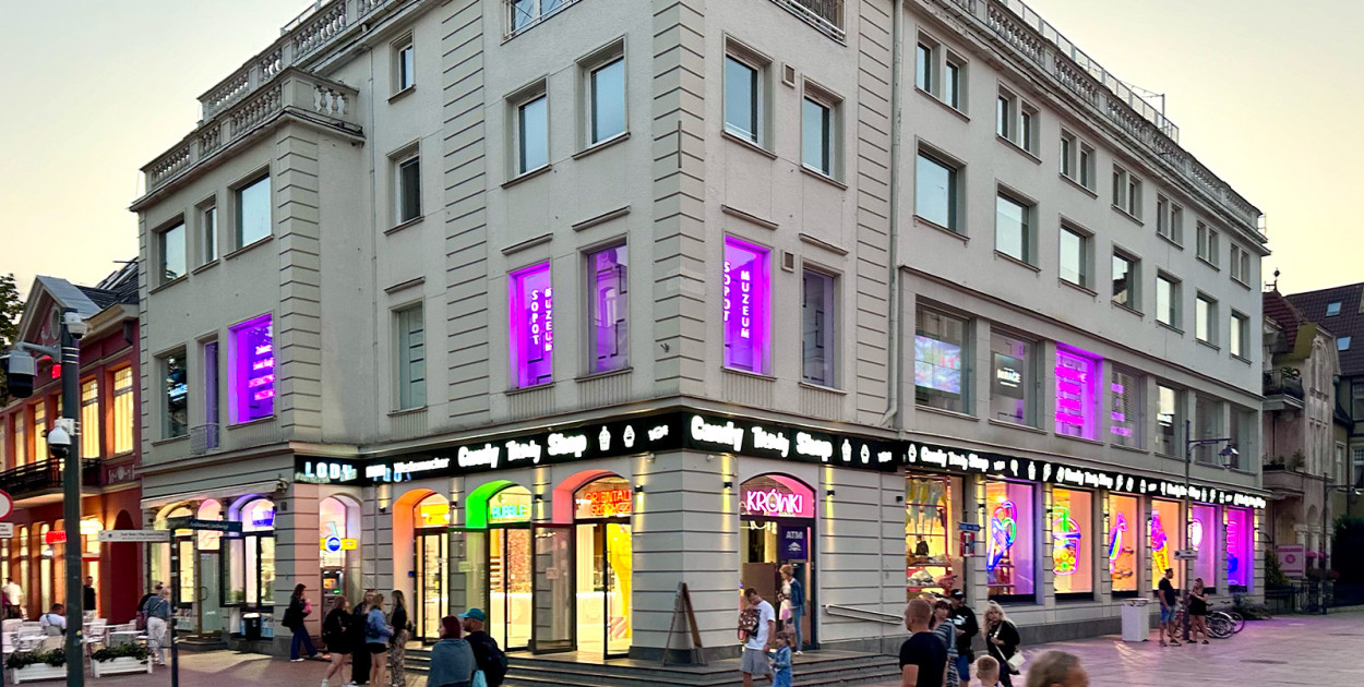 Krzykliwe reklamy w sercu Sopotu. Czy łamią przepisy krajobrazowe?