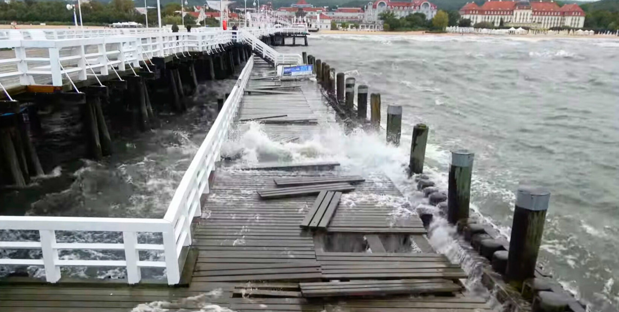 Sztorm w Sopocie. Wiemy, co dalej z dolnymi pomostami mola [WIDEO]