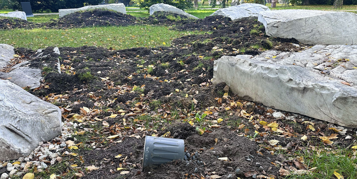 Rzeźba „Głębia Landsort” padła ofiarą dzików! Co dalej z sopocką instalacją?