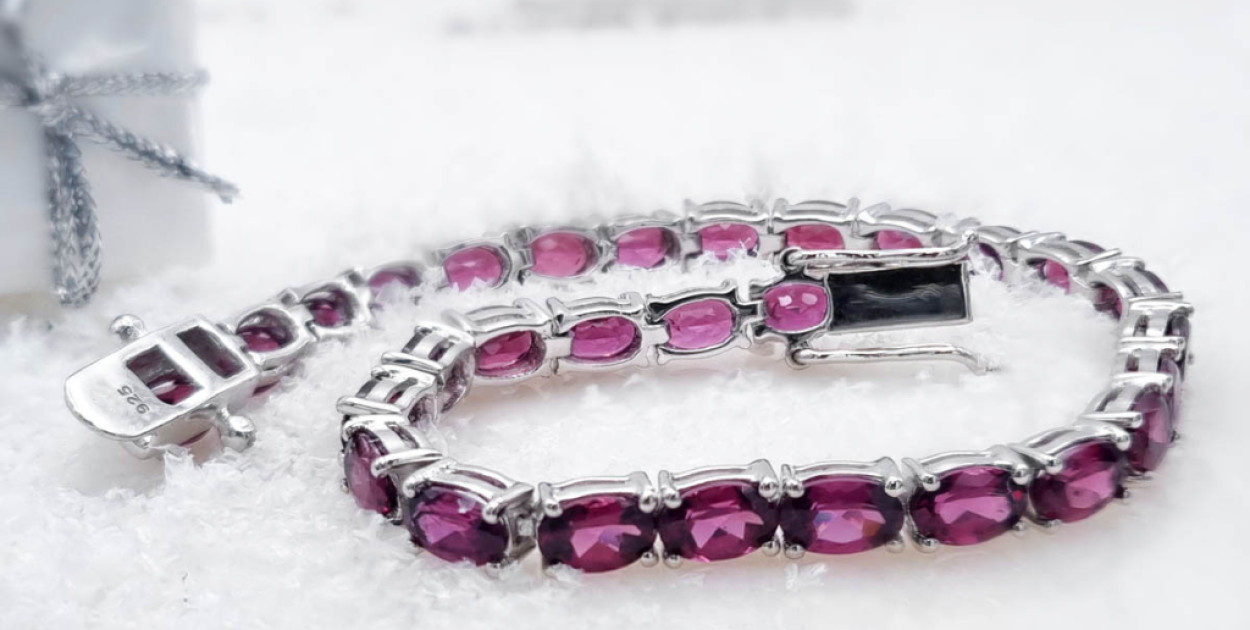 Biżuteria z sercem – jak srebro i kamienie tworzą wyjątkowy prezent na Mikołajki