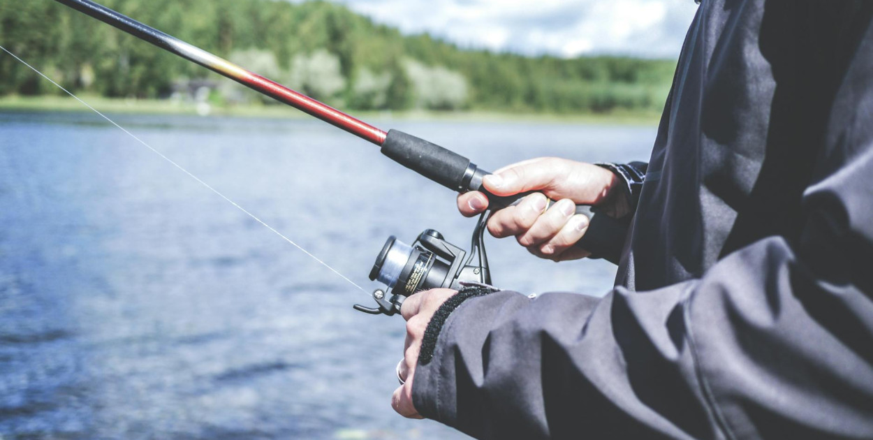 Dobra wędka feeder – charakterystyka i niezbędne akcesoria do zestawu wędkarskiego