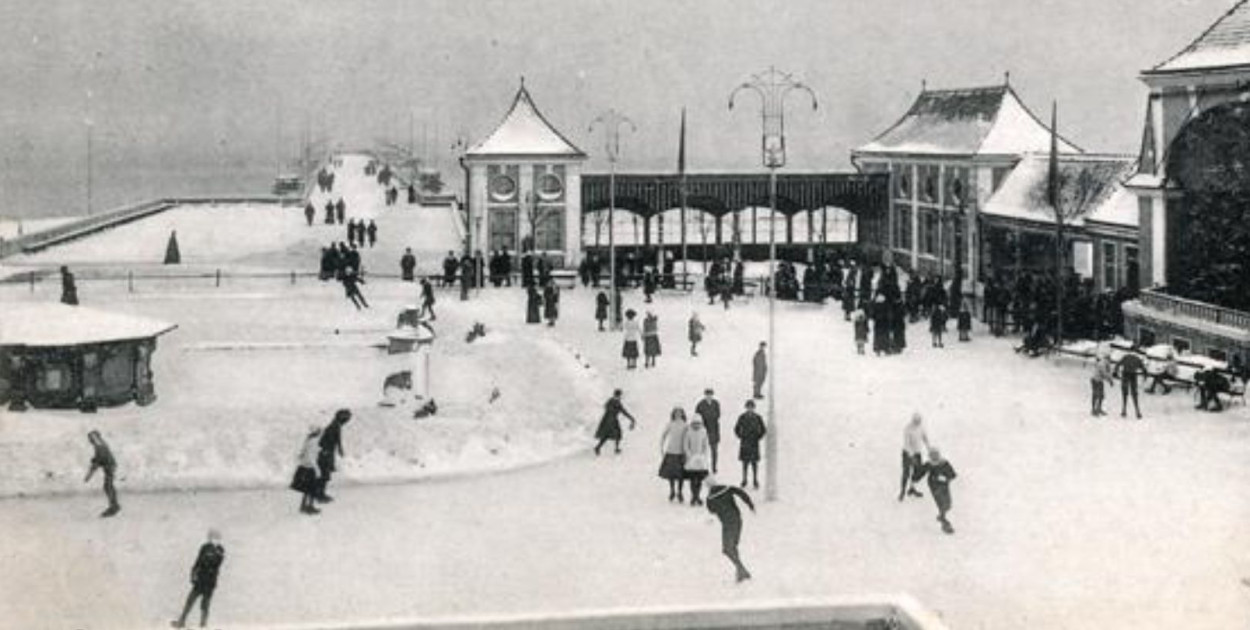 Molo oraz lodowisko na skwerze kuracyjnym widziane z Domu Zdrojowego, zdjęcie z ok. 1910 r. (KC, , C. Ziemssens, 1910 r.), za: www.dawnysopot.pl.