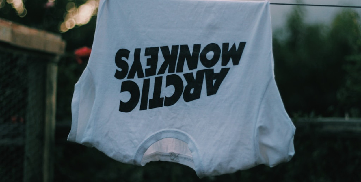 Jak zaprojektować koszulkę z nadrukiem – praktyczne porady