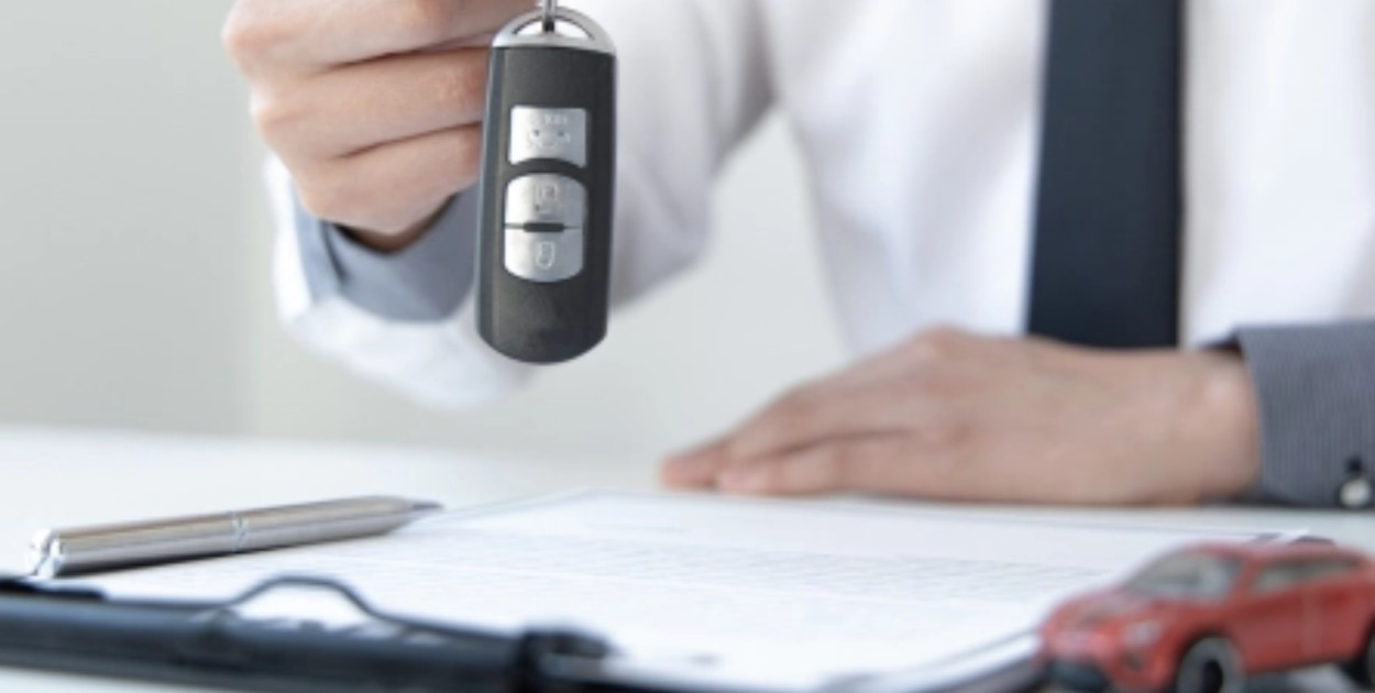 Poradnik dla młodego kierowcy – pierwsze auto na start: kupno czy leasing (ew. wyn