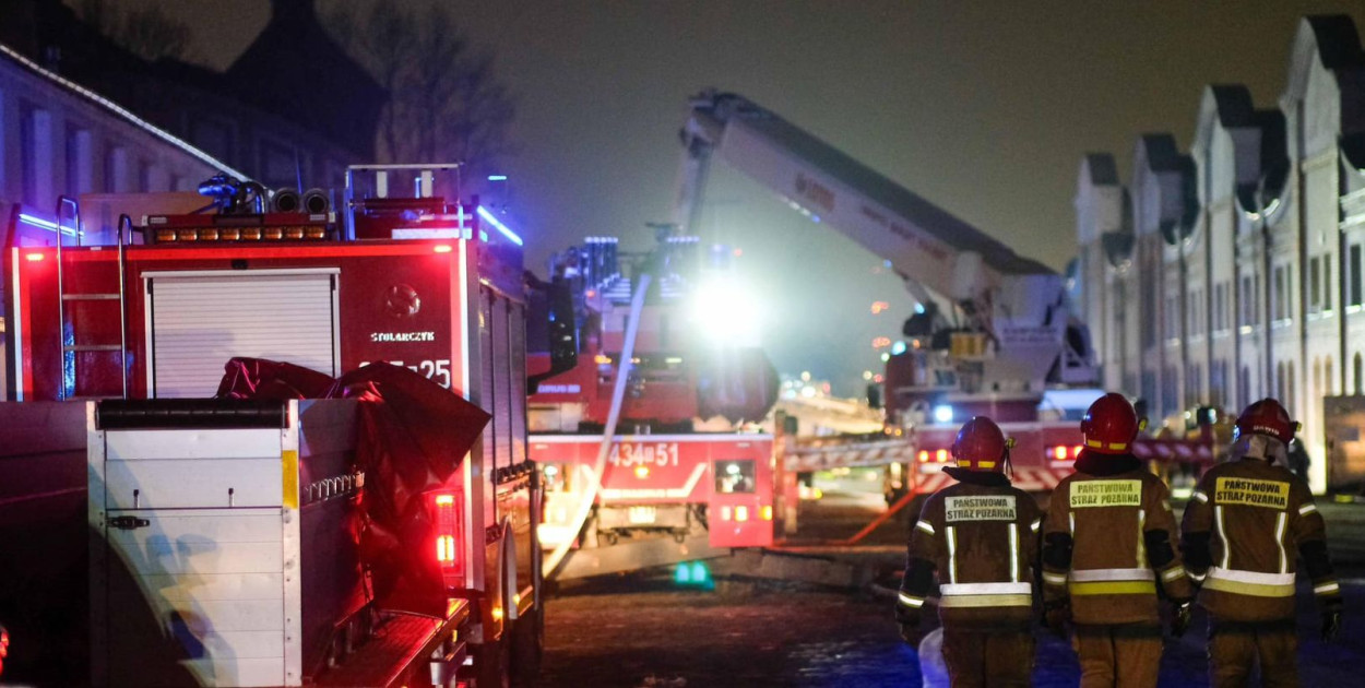Trwa dogaszanie pożaru hali na Przeróbce w Gdańsku