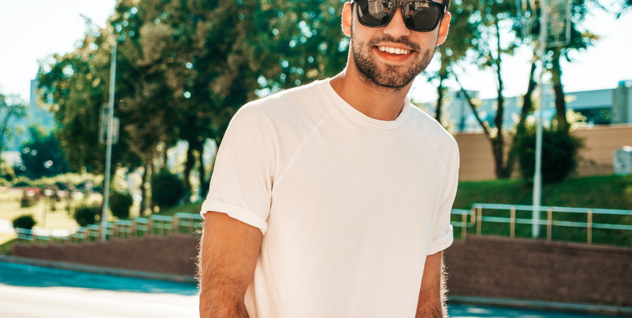 Bawełna, poliester a może mieszanka? Jakie t-shirty warto mieć w swojej kolekcji?