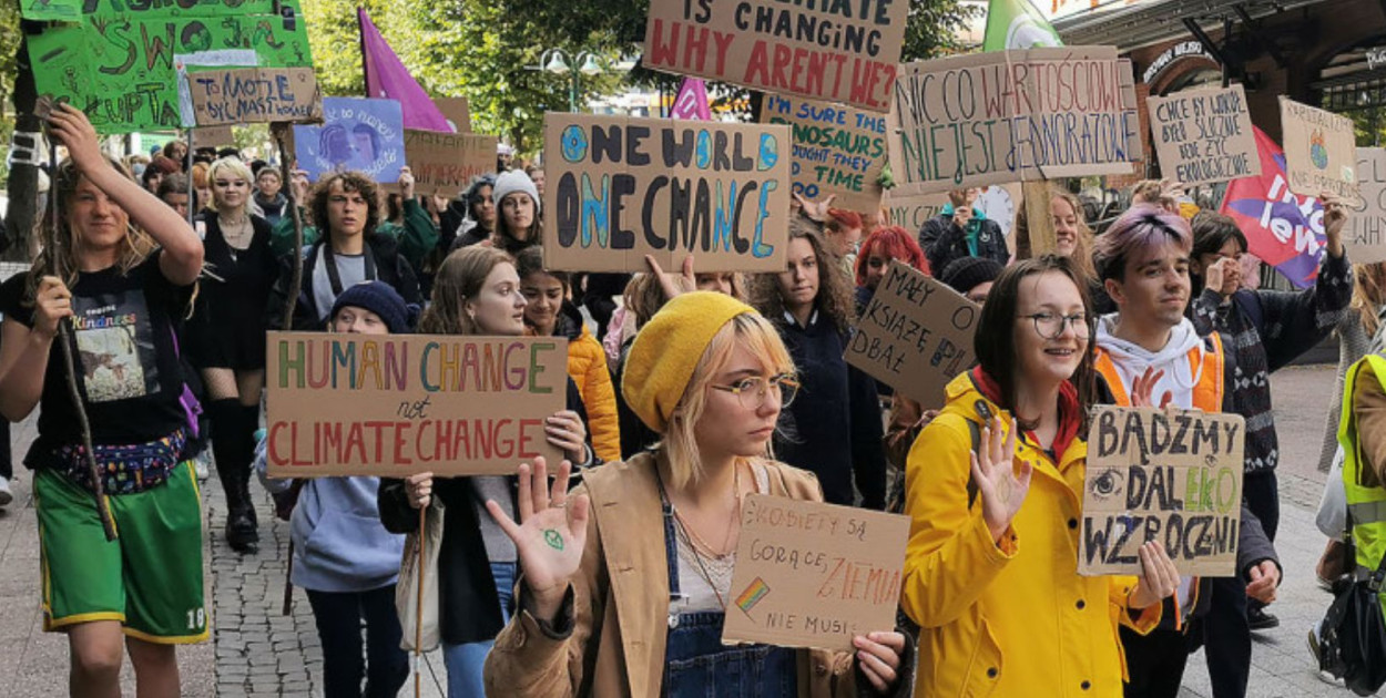 Zdjęcie ilustracyjne. Przedstawia Młodzieżowy Strajk Klimatyczny z 2021 r.