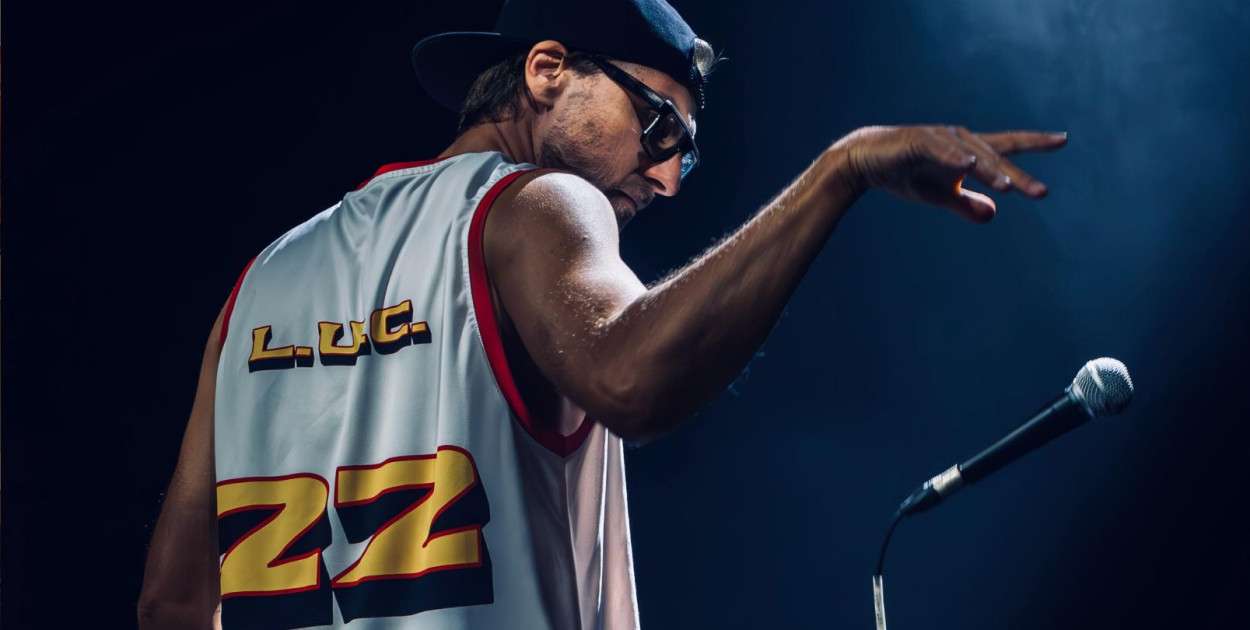 Łukasz L.U.C Rostkowski żegna się z mikrofonem podczas Brasswood Festival