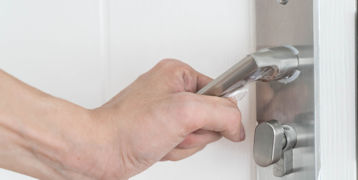 Jak zamontować klamkę do drzwi zewnętrznych: krok po kroku