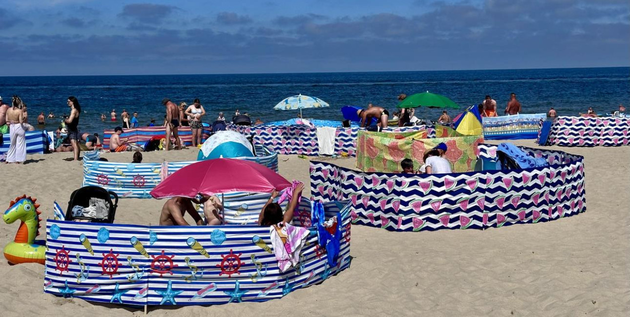 Parawaning w Sopocie. Wiocha czy konieczność przy tłumie plażowiczów?