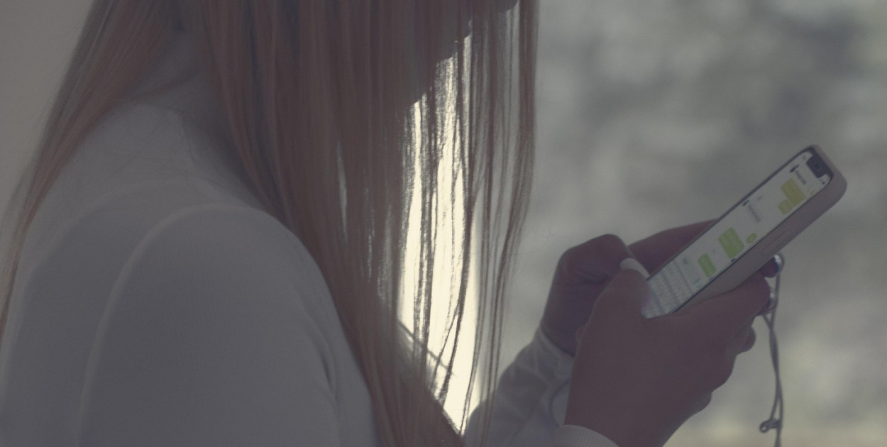 Odgórny zakaz telefonów w szkołach? MEN zdradza plany zmian