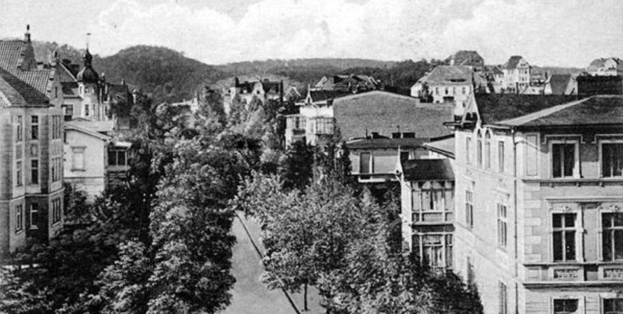 Widok na obecną ul. Wybickiego od strony skrzyżowania z al. Niepodległości - dawniej skrzyżowanie ul. Owczej i ul. Gdańskiej, zdjęcie z ok. 1916 r.  (MM, Clara Bernthal, 1916 r.), za: www.dawnysopot.pl.