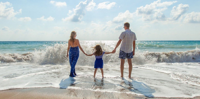 Pixaby - rodzina na plaży - dziecko lato