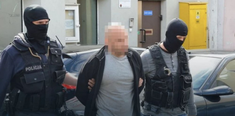 Na zdjęciu: Krystian W. w towarzystwie funkcjonariuszy policji | Fot. KWP Gdańsk