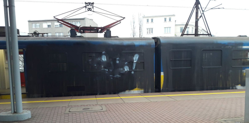 Pociąg, który padł ofiarą grafficiarzy. Podpis wandali został zamazany / Fot. SKM Trójmiasto - Facebook