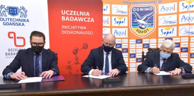 Na zdjęciu od lewej: Bartosz Marczyński, wiceprezes klubu Ogniwo Sopot, prof. Krzysztof Wilde, rektor PG oraz Jan Kozłowski, prezes klubu. Fot. Krzysztof Krzempek/PG