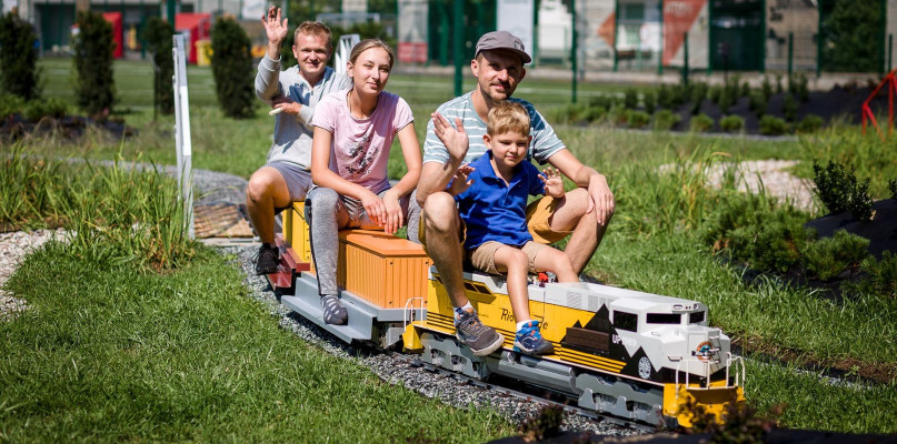 Przejażdżka miniaturową koleją może być świetną atrakcją dla całych rodzin. Fot. Kolejowy Odjazd - Facebook