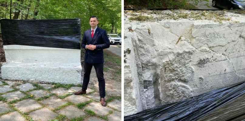 Na zdjęciu: Paweł Petkowski przy zdemontowanej tablicy.