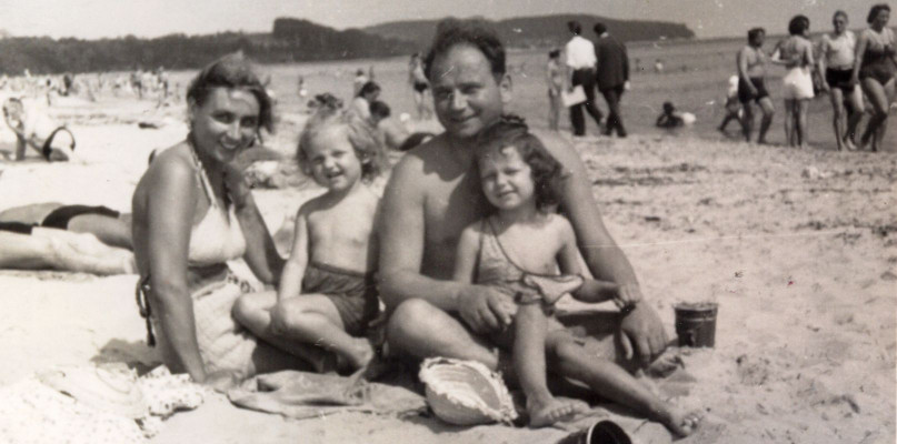 Stefan i Regina Czarneccy z córkami Danutą i Marią, Sopot 1948 r. / Materiały Muzeum Sopotu