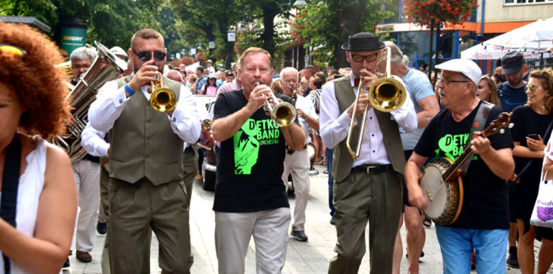 Zdjęcie poglądowe. Pochód nowoorleański ul. Bohaterów Monte Cassino