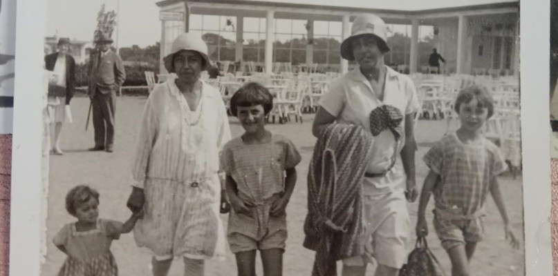 Czarno-białe zdjęcia ze spacerów rodzinnych. Rodzina Szuców na plaży w Sopocie. Zdjęcia rodzinne, fot. L. Molendowski, mat Miasta Gdańska.