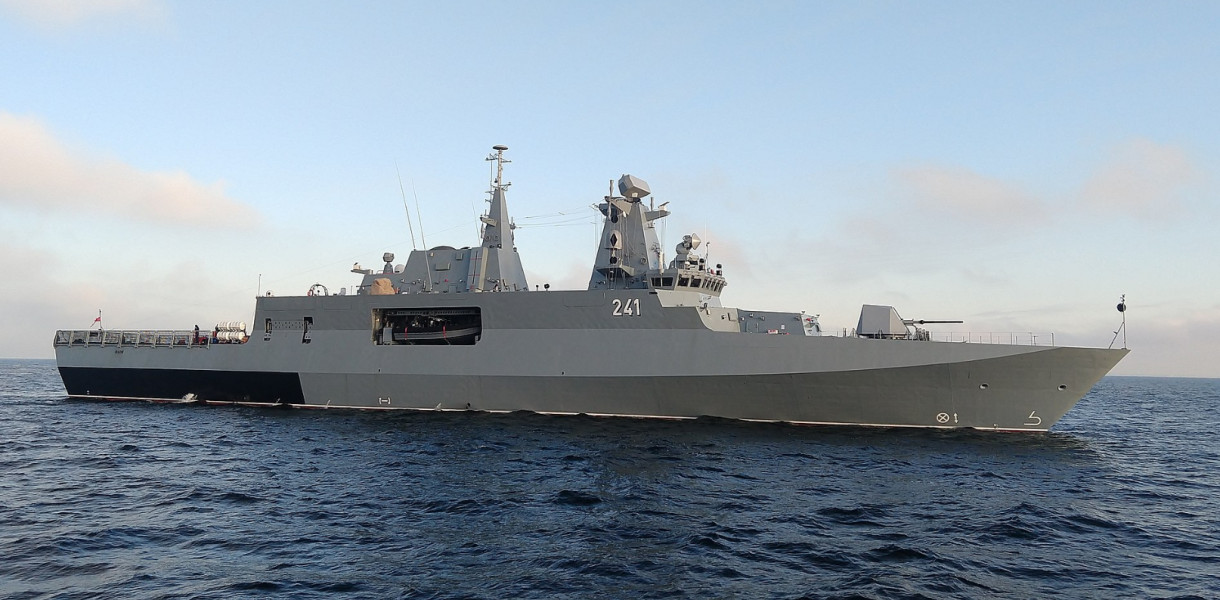 ORP „Ślązak” podczas prób stoczniowych na Zatoce Gdańskiej. Zdjęcie udostępnione na licencji CC BY-SA 4.0. Źródło: Żeglarz, Wikimedia Commons
