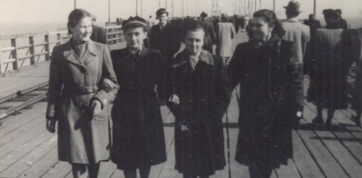 Jadwiga Budnik (druga z lewej) z koleżankami na molo,Sopot, l. 50. XX w. / Materiały Muzeum Sopotu