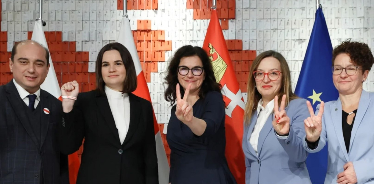 Uczestnicy konferencji w Europejskim Centrum Solidarności. fot. Grzegorz Mehring. Od lewej: Basil Kerski, Swiatłana Cichanouska, Aleksandra Dulkiewicz, Agnieszka Owczarczak, Magdalena Czarzyńska-Jachim.