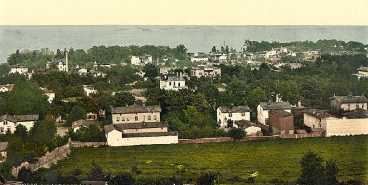 Fotografia przedstawiająca dolny bieg obecnej ul. Armii Krajowej (dawnej ul. Królewskiej) nieopodal skrzyżowania z ul. 23 Marca, zdjęcie z 1899 r. (US Library of Congress) / Źródło: dawnysopot.pl