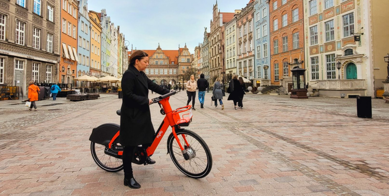 Na zdjęciu Dagmara Kleczewska, kierownik projektu Mevo 2.0, która także testuje rowery. Fot. materiały OMGGS