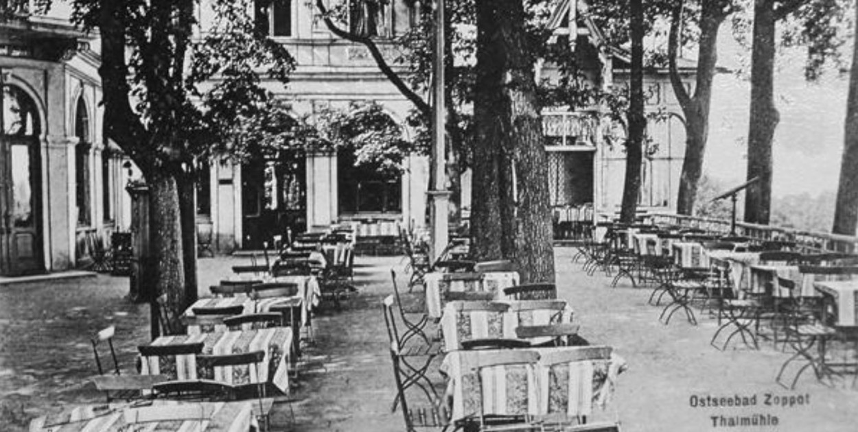 Stoliki kawiarniane znajdujące się niegdyś przed budynkiem restauracji Dolinny Młyn, zdjęcie z ok. 1902 r. (DS, Stenhel & Co., 1902 r.) / Źródło: dawnysopot.pl
