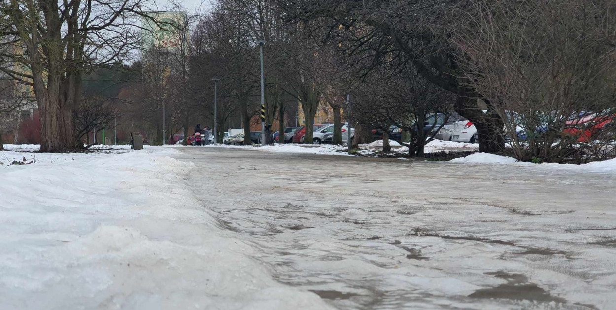 Nie tylko w Sopocie Kamiennym Potoku chodniki miejscami były śliskie. Na zdjęciu ul. Kolberga i osiedle Brodwino (22 stycznia).