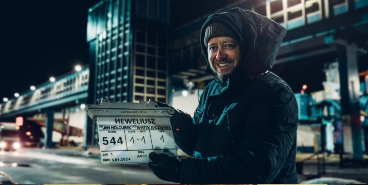 Jan Holoubek na planie serialu „Heweliusz”. Fot. Netflix