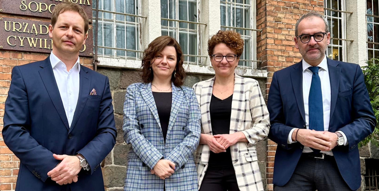 Na zdjęciu (od lewej): dr hab. Wojciech Bizon, dr hab. Angelika Kędzierska-Szczepaniak, Magdalena Czarzyńska-Jachim, pełniąca funkcję Prezydenta Miasta Sopotu, prof. dr hab. Piotr Stepnowski, rektor UG. Fot. UMS